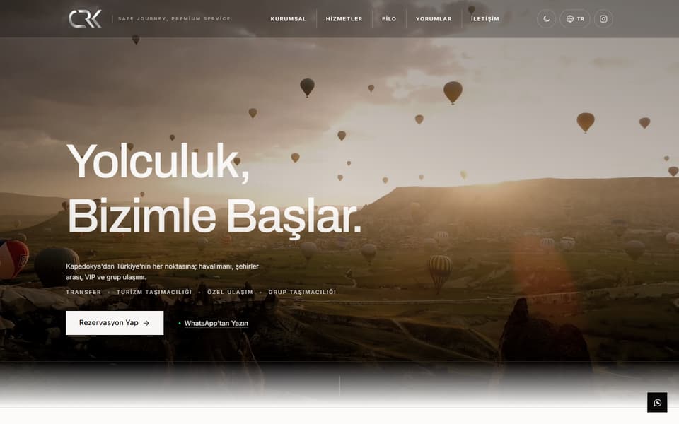 CRK Tourism web sitesinin masaüstü açılışı: Kapadokya'da balonların üzerinde "Yolculuk, Bizimle Başlar." başlığı, altında hizmet etiketleri ile Rezervasyon Yap ve WhatsApp'tan Yazın çağrıları