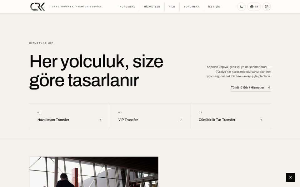 CRK Tourism Hizmetlerimiz bölümü, masaüstü: "Her yolculuk, size göre tasarlanır" başlığı ve numaralı hizmet listesi (Havalimanı Transfer, VIP Transfer, Günübirlik Tur Transferi)